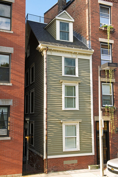 CE96R1 44 Hull Street (aka Skinny House), the narrowest house in Boston, Massachusetts, USA.. Image shot 2011. Exact date unknown.